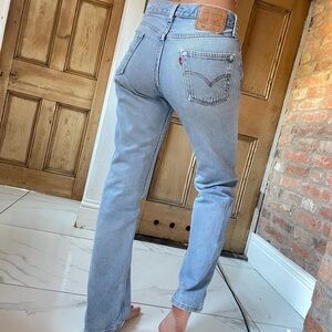 VINTAGE 90’S 501 LEVI’S 💘 Faded blue light Wash Denim